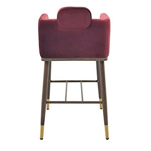 Tabouret <span class=keywords><strong>de</strong></span> <span class=keywords><strong>bar</strong></span> <span class=keywords><strong>de</strong></span> luxe <span class=keywords><strong>en</strong></span> velours bordeaux <span class=keywords><strong>avec</strong></span> accoudoirs et dossier, <span class=keywords><strong>chaise</strong></span> haute moderne pour îlot <span class=keywords><strong>de</strong></span> cuisine, comptoir <span class=keywords><strong>de</strong></span> <span class=keywords><strong>bar</strong></span> et restaurant - Product Image 4