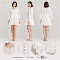 Robe Courte Blanche Femme Broderie Anglaise Manches Longues Bouffantes Col Carré Boutonnée Devant Romantique OEM Marque Privée