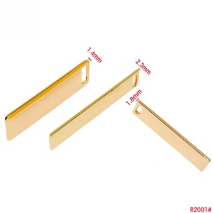 Etiquetas colgantes de <span class=keywords><strong>Metal</strong></span> personalizadas de gama alta, etiquetas de logotipo de marca Rectangular en blanco para bolso, colgantes de placa de logotipo de empresa grabados para ropa - Product Image 3