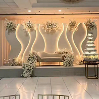 Dinding Latar Belakang Pernikahan LED Putih Desain Bentuk S Pemrosesan PVC Sumber Kustom