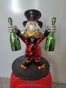 Diseño moderno Pop Art Gloss Donald Duck Estatua Escultura de resina personalizada con dos botellas Galvanoplastia Pato de fibra de vidrio de color dorado - Product Image 4