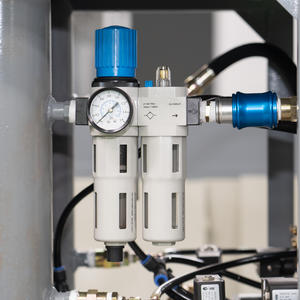 Máquina Semi-Automática Souffler 2 Cavités Prix Compétif Pour La Fabrication De Bouteilles De Gel Antibactérien Et De PET PLC - Product Image 3