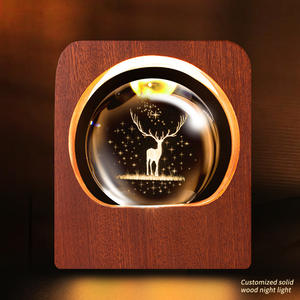 Lustre en bois avec boule de cristal lumineuse, Souvenir Lune Voie Lactée gravé au laser et sablé, avec base lumineuse LED - Product Image 6