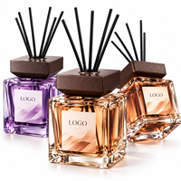 Diffuseur d'arômes haut de gamme en verre carré avec bouchon en bois, parfum d'ambiance aux huiles essentielles naturelles pour hôtels et décoration intérieure