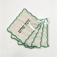 Housse de Challah à Bord Festonné en Tissu Blanc avec Bordure Verte et Impression Hébraïque pour la Décoration Rituelle du Pain du Shabbat Juif