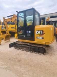 Excavatrice d'occasion Caterpillar CAT306E2 à vendre, 6 tonnes, fabriquée au Japon, bon état, importée avec emballage d'origine - Product Image 2