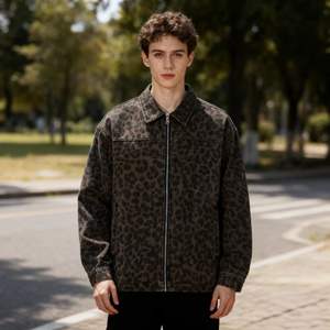 Giacca Bomber Americana Personalizzata con Stampa Leopardata, Logo Ricamato Frontale, Stile Retrò Casual Oversize per <span class=keywords><strong>Uomo</strong></span> <span class=keywords><strong>e</strong></span> Donna, Autunno - Product Image 1