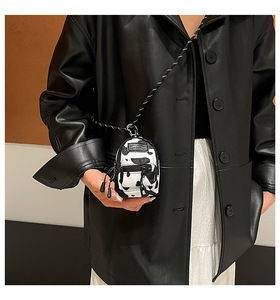 Bolsa Feminina Pequena Transversal de Ombro Único em Tecido, com Pingente Moderno e Elegante de Chaveiro, Mini Batom e Fones de Ouvido, Estilo Niche Simples - Product Image 4