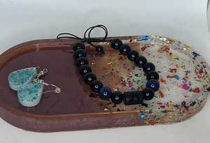 Plateau en résine fait main moderne avec un design élégant et une construction solide, idéal pour servir des boissons, des collations et pour une présentation décorative à la maison - Product Image 6