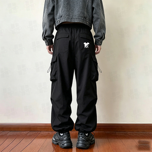 Pantalon cargo décontracté léger pour homme, style streetwear, avec logo brodé personnalisé, en polyester à séchage rapide, coupe large, vente en gros - Product Image 3