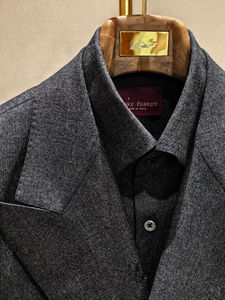 Magnifique <span class=keywords><strong>costume</strong></span> pour <span class=keywords><strong>homme</strong></span> sur <span class=keywords><strong>mesure</strong></span> en tissu de laine de marque italienne à double boutonnage, six boutons, revers en pointe, <span class=keywords><strong>demi</strong></span>-toile - Product Image 4