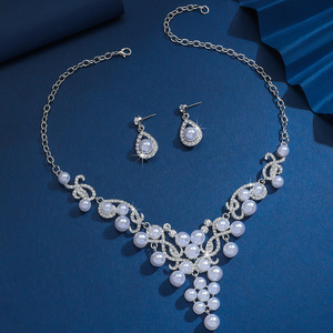 <span class=keywords><strong>Set</strong></span> kalung dan anting-anting berlian imitasi bunga mutiara Eropa elegan | Aksesori grosir - Product Image 4