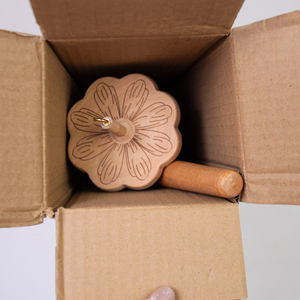 Filature à aiguille en bois <span class=keywords><strong>de</strong></span> hêtre en forme <span class=keywords><strong>de</strong></span> fleur avec boule centrale Nostepinne, enrouleur <span class=keywords><strong>de</strong></span> <span class=keywords><strong>laine</strong></span> portable pour débutants en tricot - Product Image 5