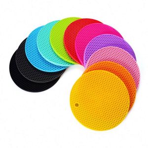Almohadilla de silicona redonda para ollas y sartenes con soporte para cucharas y almohadillas antideslizantes para tarros, artículos de cocina de goma para el hogar - Product Image 1