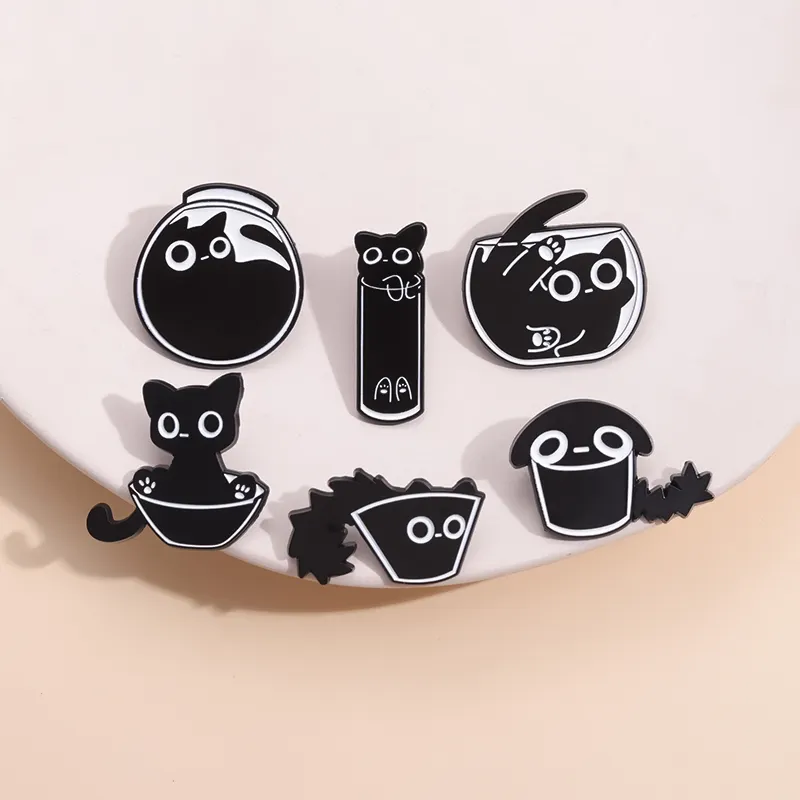 Custom Black Kitten Drinkwater Play Game Broche Grappige Schattige Cartoon Dier Metalen Zacht Email Pinnen Revers Badges