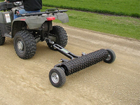 Cultivateur robuste pour VTT, rouleau ondulé noir et châssis en acier robuste, idéal pour le compactage des sols agricoles