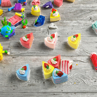 NOUVEAU 2026 – Miniature Kawaii en forme de gâteau triangulaire à la fraise, aliment artificiel en résine, artisanat décoratif pour maison de poupée DIY
