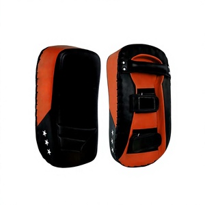 Pad thaïlandais en cuir pour entraînement de Muay Thai et Kickboxing avec fermeture Velcro, design rouge et blanc - Product Image 1