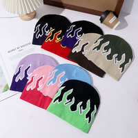 Gorro de punto acrílico personalizado estilo urbano con diseño de llamas, estilo hip-hop, con bloques de color y jacquard de llamas.
