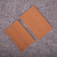 Étiquettes de vêtements personnalisées en cuir PU, fabriquées en usine, avec logo en relief, découpées au laser, lavables, pour vêtements et sacs