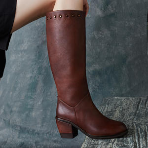 Botas de tacón de bloque con remaches y tubo ancho de cuero vacuno impermeables estilo británico, sin cordones, para otoño/invierno. - Product Image 2