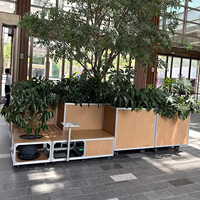 Banc d'extérieur commercial modulable en profilé aluminium avec assise en lattes de bois et jardinière intégrée pour espaces publics