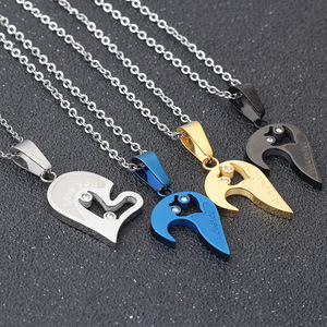 Collar con Colgante de Corazón de Acero Inoxidable con la Inscripción 'I Love You', Regalo para Parejas, con Incrustaciones en Azul, Negro y Dorado, para Uso Diario - Product Image 1