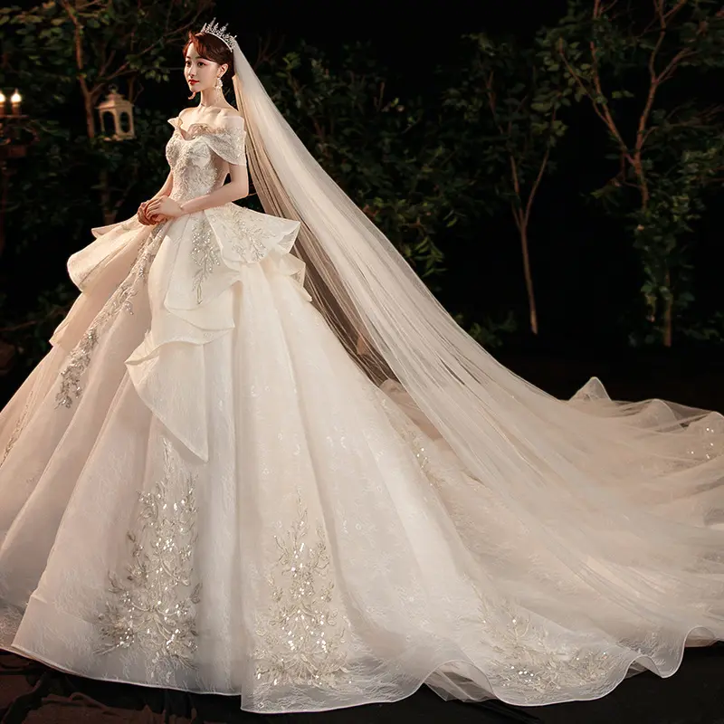 Gaun pengantin mewah bahu Terbuka Prancis, gaun pengantin ukuran plus dengan kereta api lengan pendek warna sampanye