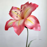 Meilleure vente de fleurs de lys géantes faites à la main artificielles Eva fleur de lys en mousse pour vitrine affichage mariage scène route mise en page fleurs