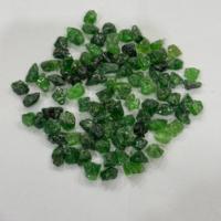 Pierres brutes de tsavorite naturelle de meilleure qualité Matériau de qualité facette Pierre de tsavorite brute non coupée en vrac