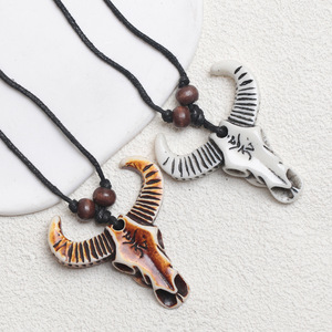 Collier décontracté rétro rétractable avec pendentif en résine en forme de crâne de buffle, adapté aux hommes et aux femmes en <span class=keywords><strong>couple</strong></span> - Product Image 1