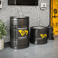 Station de lavage des mains de style industriel avec base en métal rétro en forme de fût à huile pour une utilisation en extérieur et dans les salles de bain des restaurants et des bars à grillades