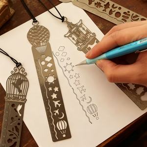 ที่คั่นหนังสือโลหะแบบกำหนดเองขายส่ง ดีไซน์สร้างสรรค์  แบบเจาะลายเคลือบทอง เคลือบเงิน พร้อมพู่ห้อย สำหรับโรงเรียน - Product Image 6