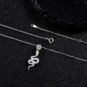 Collar de Plata de Ley S925 con un Pequeño Colgante de Serpiente y Collar de Moissanita - Product Image 4