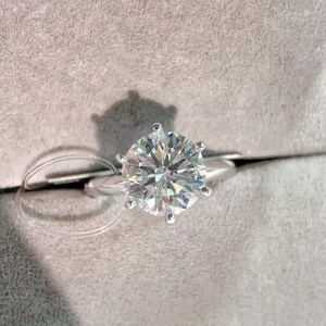 Bague en or blanc plaqué or 18 carats avec diamant de laboratoire exquis de 1 carat, taille brillant, pour l'anniversaire des femmes - Sensation luxueuse - Product Image 2