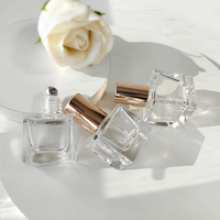 Vente en gros de flacons à bille carrés en verre transparent de luxe de 5 ml et 10 ml avec des couvercles dorés brillants et un applicateur à bille en acier pour parfums et huiles essentielles