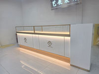 Vitrine de présentation de bijoux YIZHAN YZ-85 de luxe, personnalisable, blanche/dorée, avec éclairage LED et miroir au dos, forme trapézoïdale pour