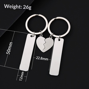 <span class=keywords><strong>Porte</strong></span>-<span class=keywords><strong>clés</strong></span> de couple en acier inoxydable, design géométrique, impression laser couleur, matériau vierge, forme demi-cœur allongée - Product Image 2