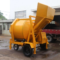 Bétonnière JZC350, bétonnière à tambour de 350 L avec trémie de levage et châssis de remorquage pour le mélange de béton sur chantier