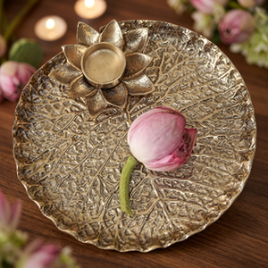 Assiette décorative ronde en métal avec motif végétal gravé, style vintage fait main, pour présentation de mariage - Product Image 3