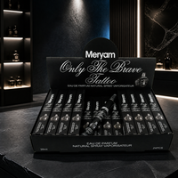 Parfum pour femme en spray, flacon en verre noir fin, capuchon argenté, boîte de présentation, intérieur sombre et chaleureux, durable