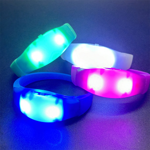 Pulseras intermitentes iluminadas con logotipo personalizado <span class=keywords><strong>en</strong></span> varios colores para ocasiones de Acción de Gracias de graduación de Ramadán - Product Image 2