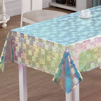 Nappe en PVC irisé RNPT avec mosaïque de tailles variées, effet arc-en-ciel et finition facile à nettoyer pour la salle à manger
