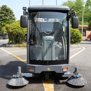 Balayeuse de voirie électrique à trois roues compacte pour le nettoyage des trottoirs urbains et des espaces communautaires - Product Image 1