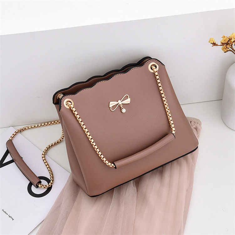 Customized Trendy Small Leather Beautiful Lady Hand Bag with Chain