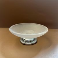 Ensemble de salle de bain en verre de Murano de trois pièces fabriqué en Italie comprend deux plats à savon ou à bijoux avec base en acier et porte-brosse à dents