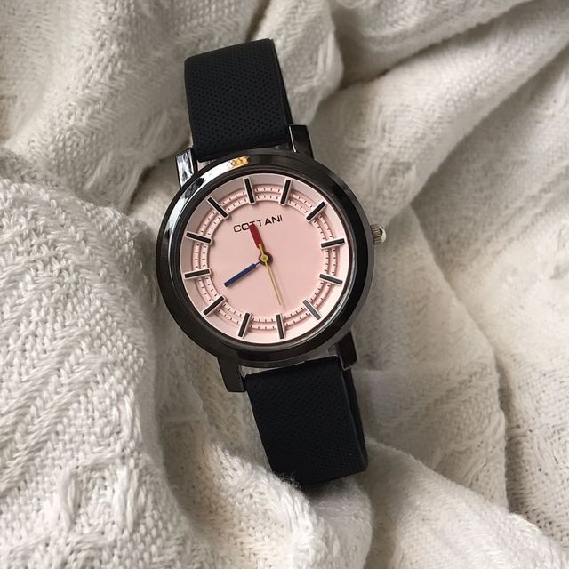 Silicone Quartz Analog Watch for CouplesMedieval Style Waterproof Perfect for Students and Trendy Exam-wear