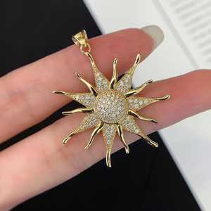 Pendentif soleil en diamant de laboratoire 1,00 carat, taille brillant, serti clos |   Or jaune |   Certifié IGI |   EF VS |   Articles de luxe pour femmes - Product Image 1