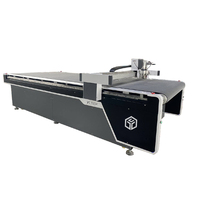 Machine de découpe de vinyle pour autocollants PVC YUCHEN YC-1325L avec largeur de coupe illimitée et taille de 1300x2500 mm