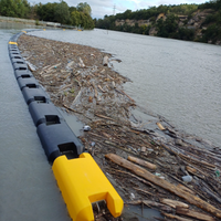 Barrières flottantes utilisées pour le nettoyage des rivières et des océans ont des grilles métalliques qui piègent efficacement les déchets, les plantes aquatiques et le bois.